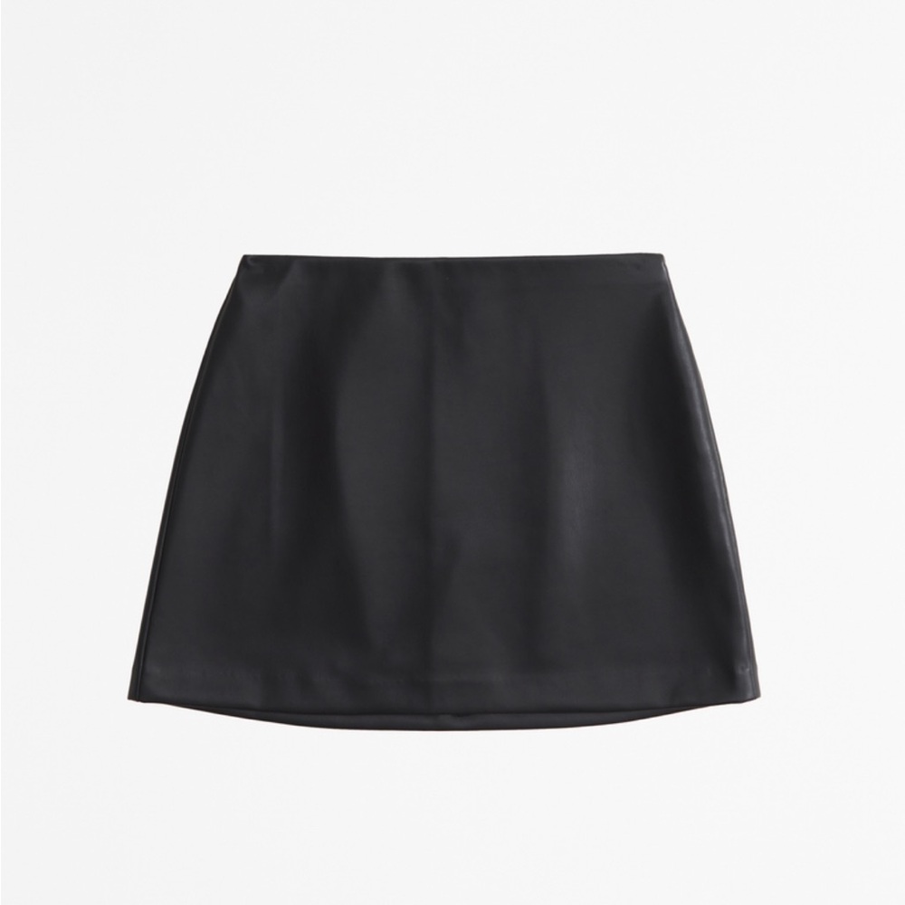 Abercrombie “Scarlet” Classic Black Mini Skort
